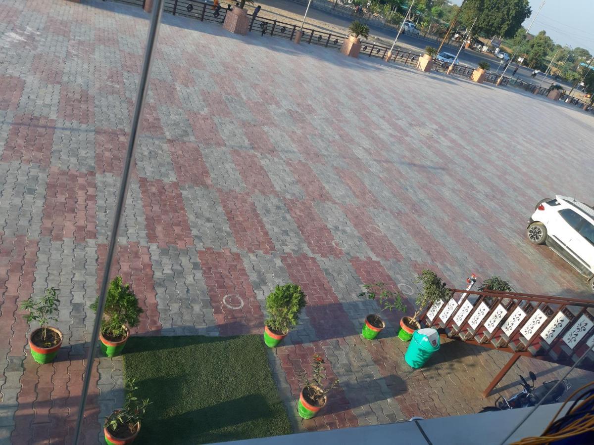 Hotel The Grand Piano - Best Business Hotel In Patan Экстерьер фото